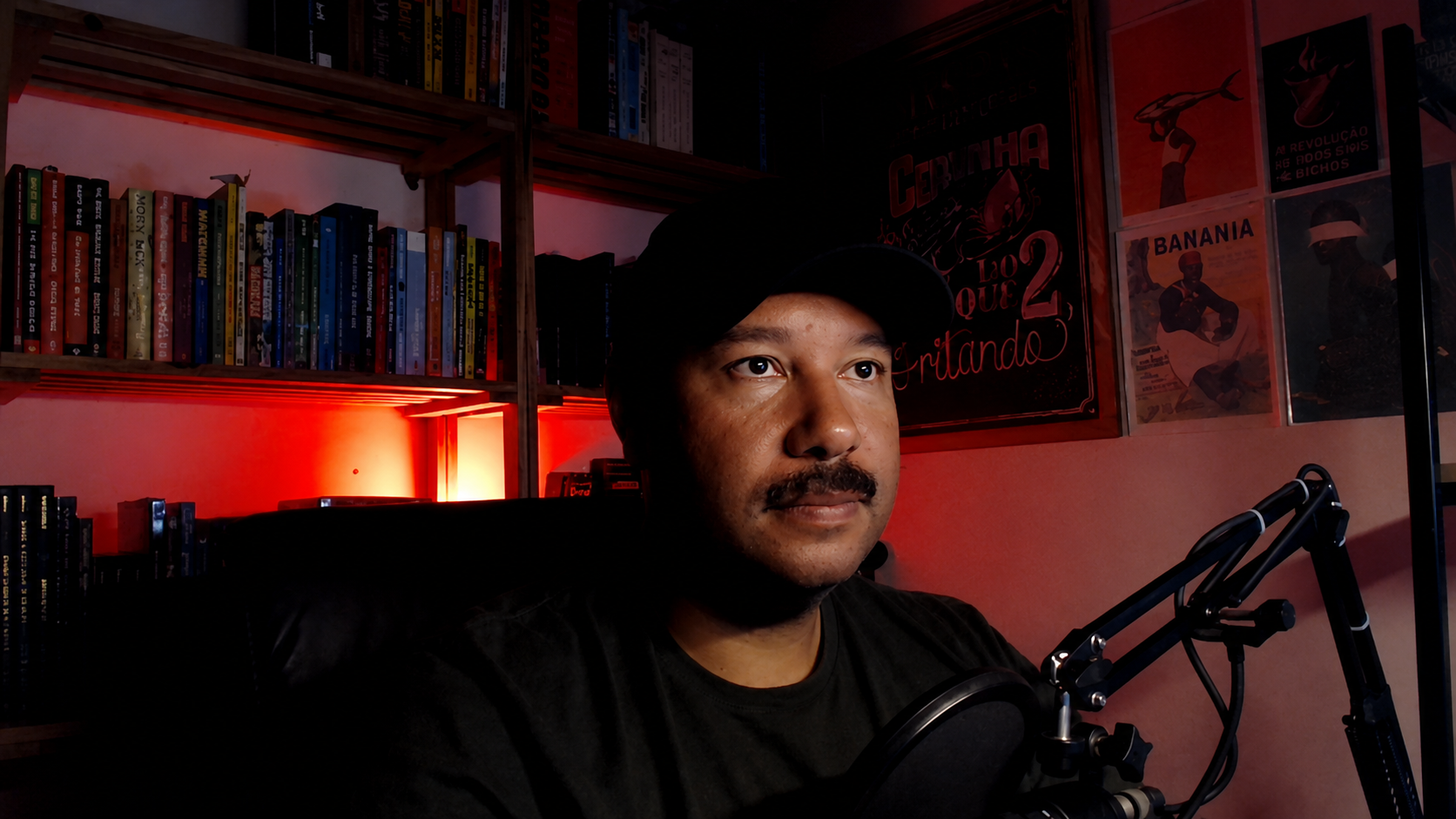 Diego Silva à mesa de gravação do Podcast Parentalidade Preta